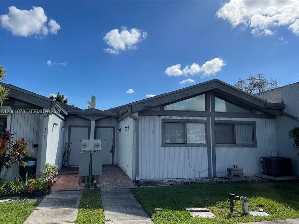Active With Contract: $2,800 (3 beds, 2 baths, 1359 Square Feet)