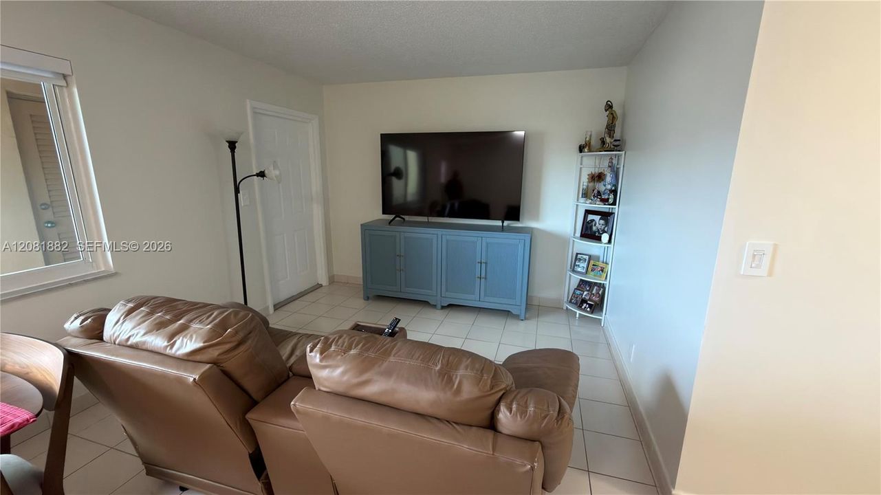 For Sale: $170,000 (2 beds, 1 baths, 650 Square Feet)