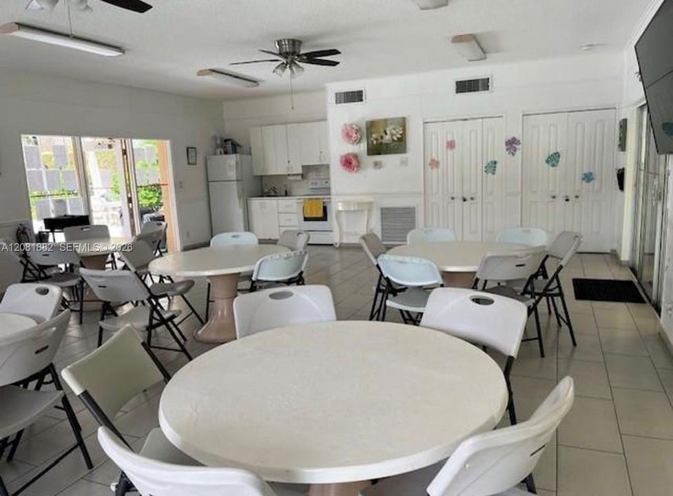For Sale: $170,000 (2 beds, 1 baths, 650 Square Feet)