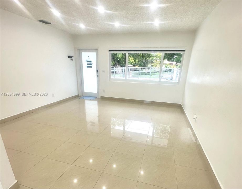 For Rent: $3,600 (3 beds, 1 baths, 1000 Square Feet)