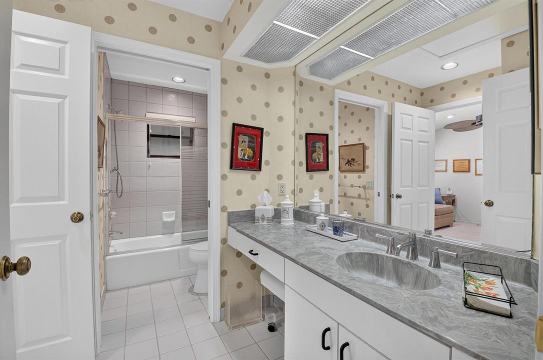 FULL BATHROOM
