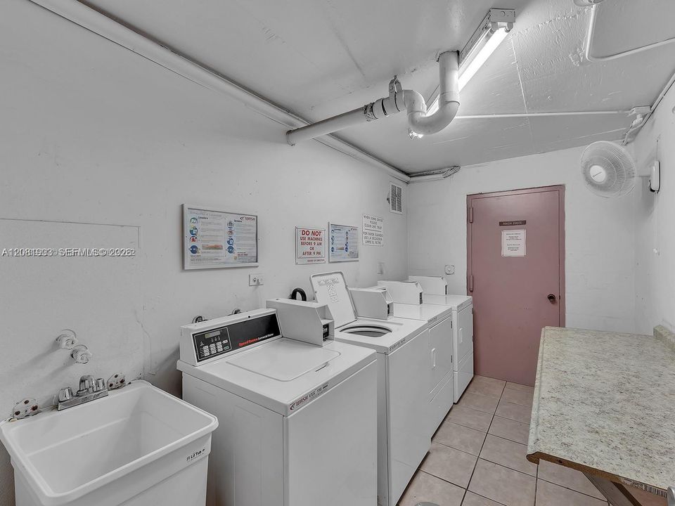 For Rent: $1,900 (1 beds, 1 baths, 725 Square Feet)