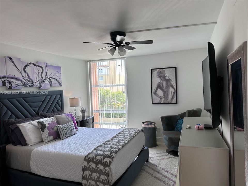 Bedroom furnished look, comes unfurnished