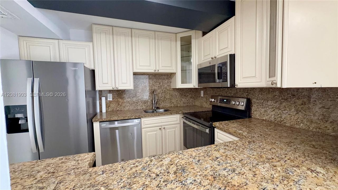 For Rent: $1,900 (1 beds, 1 baths, 725 Square Feet)