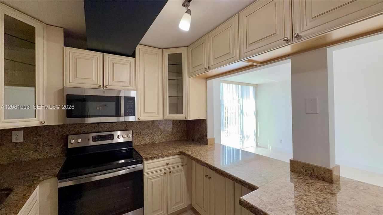 For Rent: $1,900 (1 beds, 1 baths, 725 Square Feet)