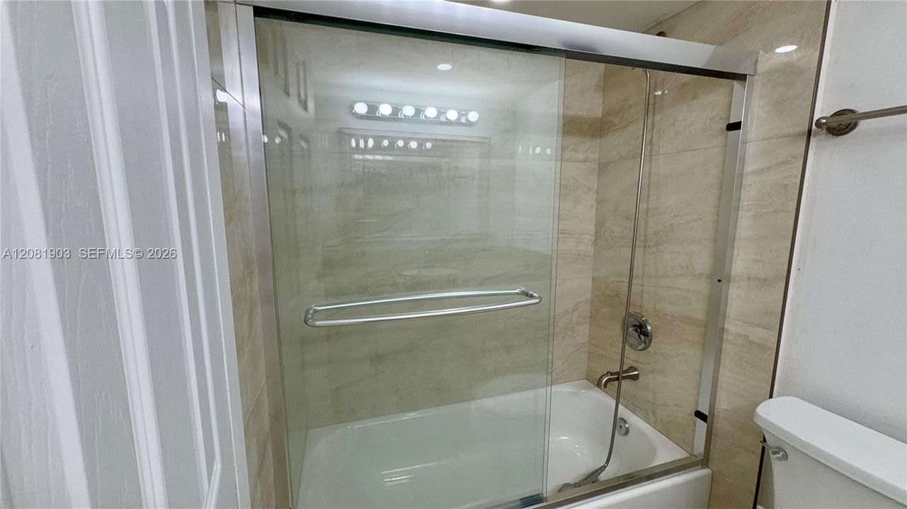 For Rent: $1,900 (1 beds, 1 baths, 725 Square Feet)