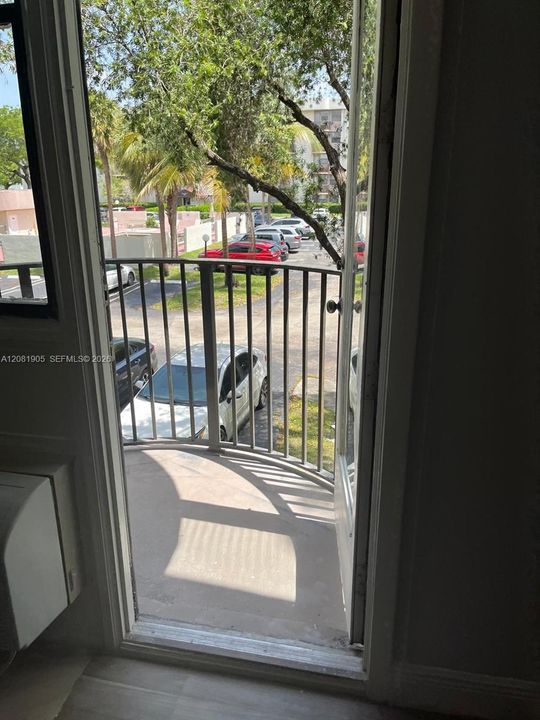 For Rent: $1,425 (1 beds, 1 baths, 619 Square Feet)