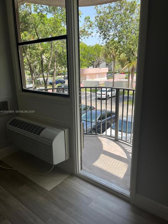 For Rent: $1,425 (1 beds, 1 baths, 619 Square Feet)