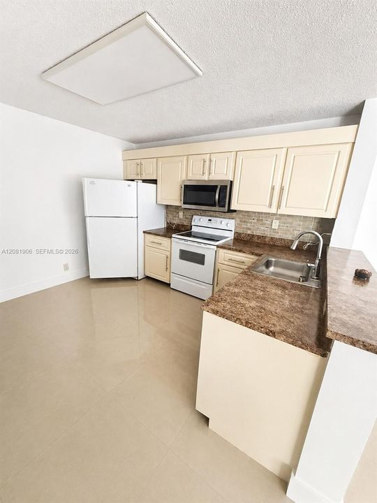 For Rent: $1,900 (1 beds, 1 baths, 777 Square Feet)