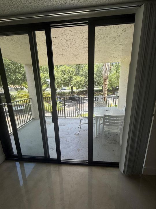 For Rent: $1,900 (1 beds, 1 baths, 777 Square Feet)