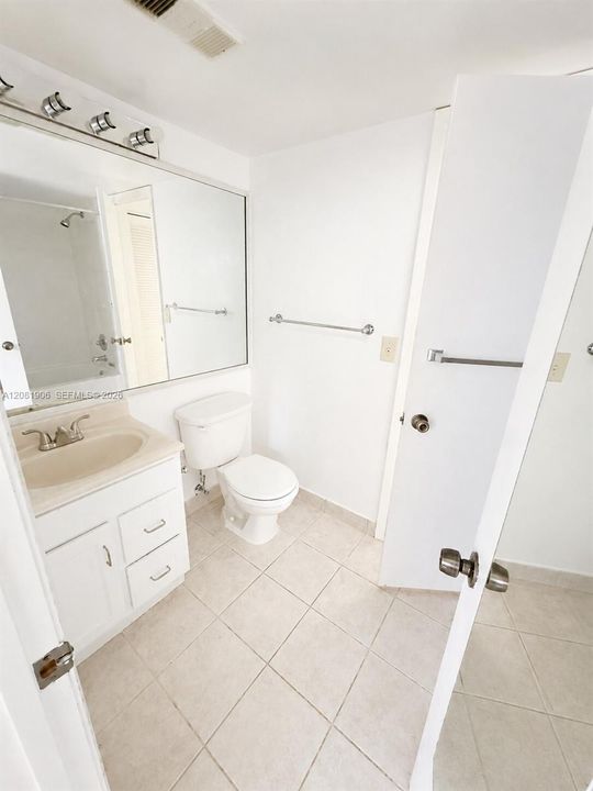For Rent: $1,900 (1 beds, 1 baths, 777 Square Feet)