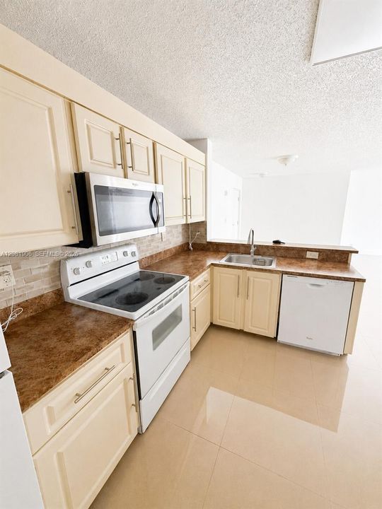 For Rent: $1,900 (1 beds, 1 baths, 777 Square Feet)