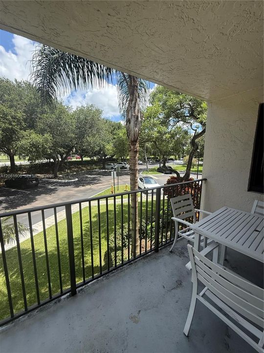 For Rent: $1,900 (1 beds, 1 baths, 777 Square Feet)