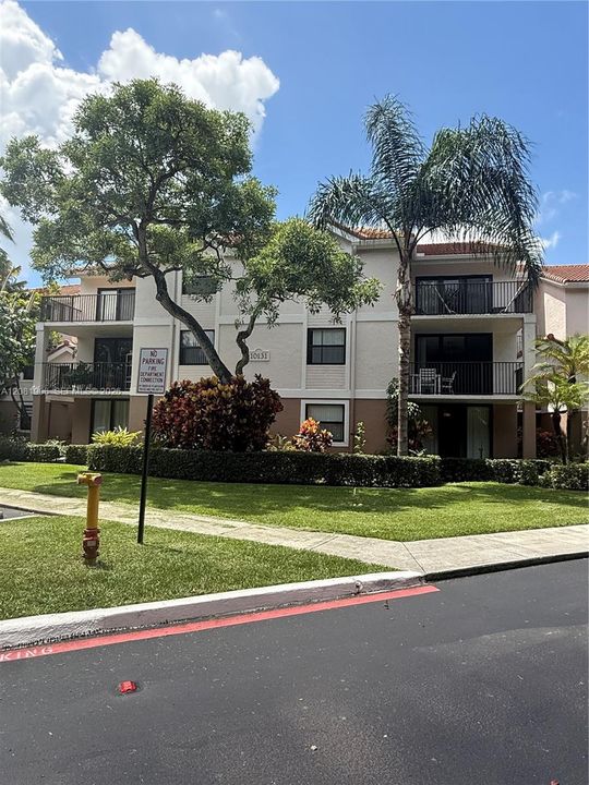 For Rent: $1,900 (1 beds, 1 baths, 777 Square Feet)
