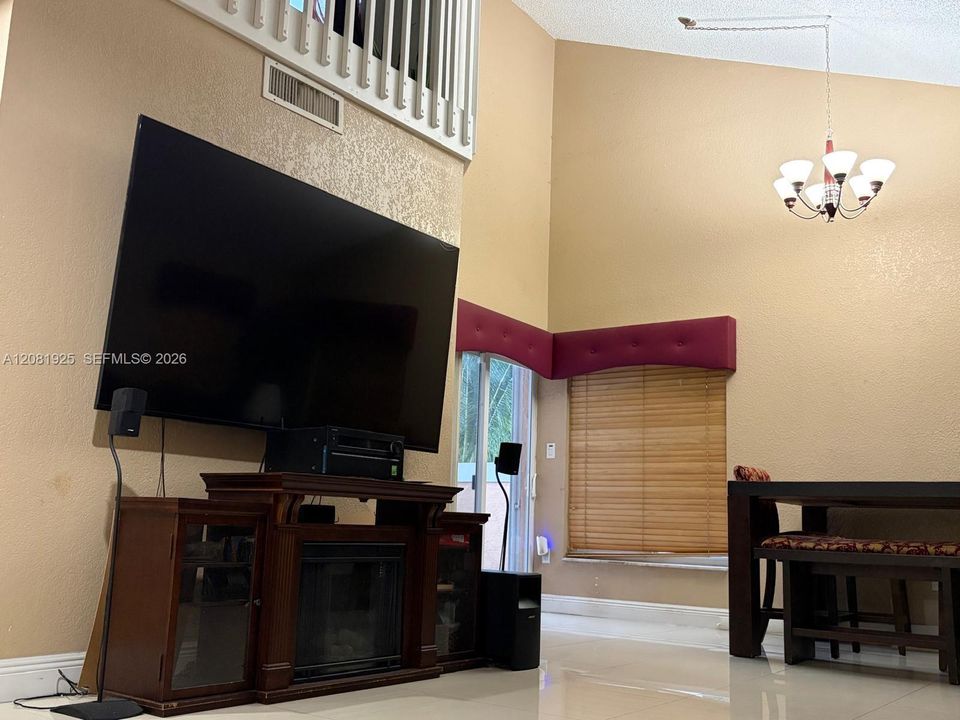 En Venta: $689,000 (4 camas, 2 baños, 2099 Pies cuadrados)