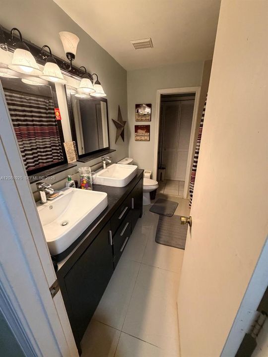 En Venta: $689,000 (4 camas, 2 baños, 2099 Pies cuadrados)