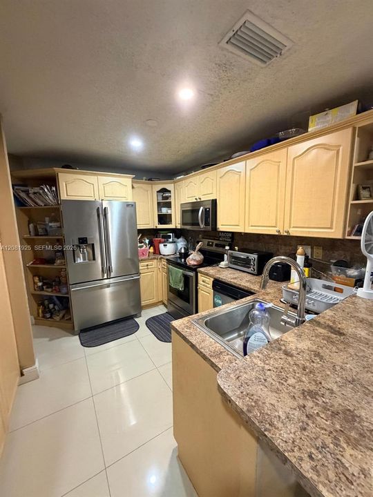 En Venta: $689,000 (4 camas, 2 baños, 2099 Pies cuadrados)