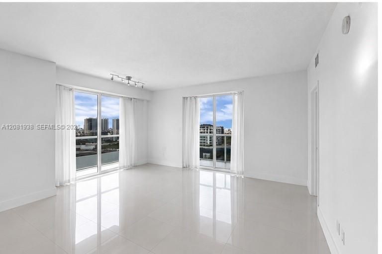 For Sale: $535,000 (2 beds, 2 baths, 1180 Square Feet)