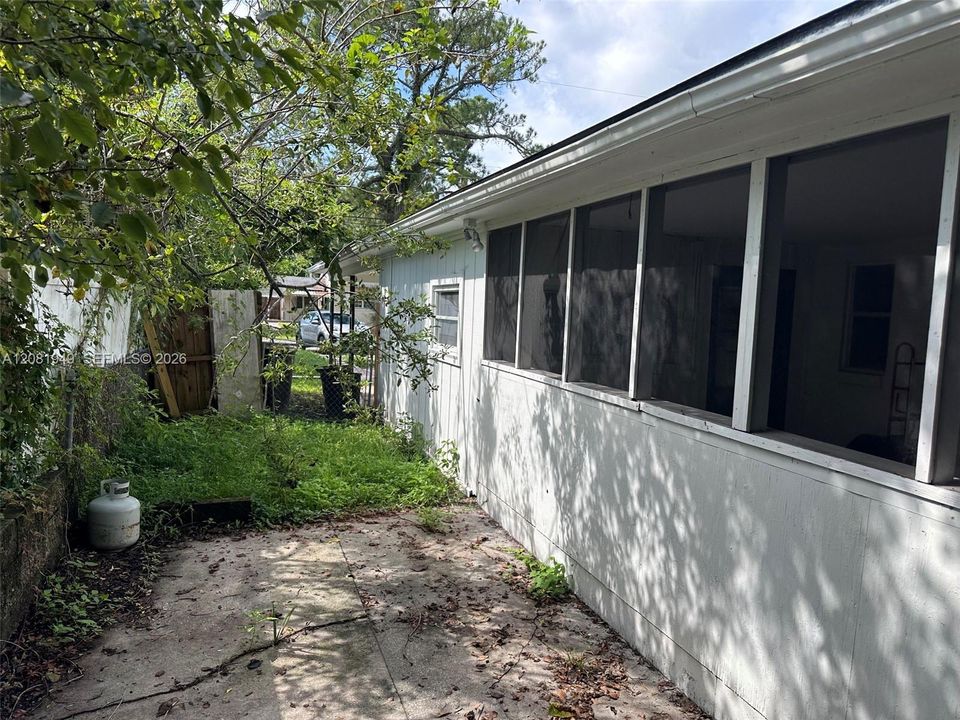 For Sale: $240,000 (2 beds, 1 baths, 1166 Square Feet)