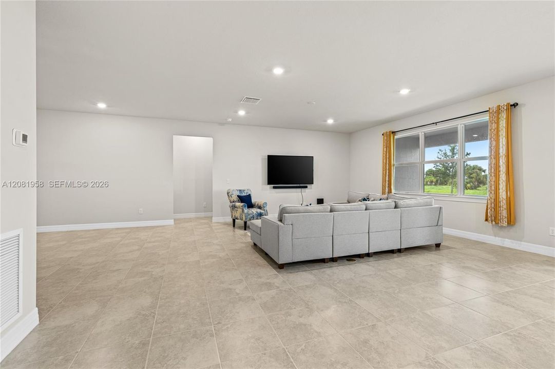 For Rent: $4,000 (5 beds, 3 baths, 2809 Square Feet)