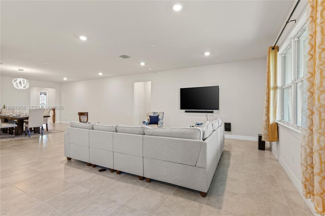 For Rent: $4,000 (5 beds, 3 baths, 2809 Square Feet)