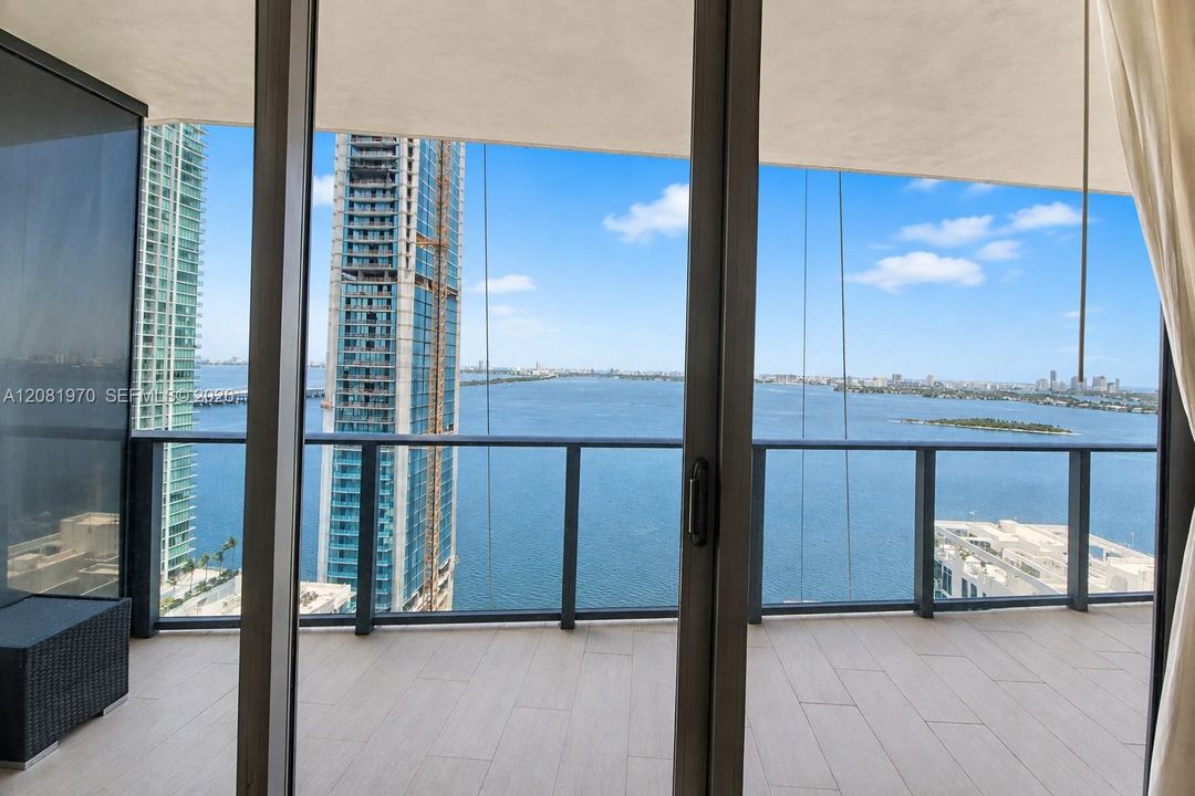На продажу: $759,900 (2 спален, 2 ванн, 1073 Квадратных фут)