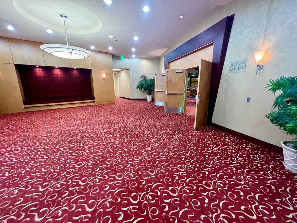79 WYNMOOR THEATER LOBBY