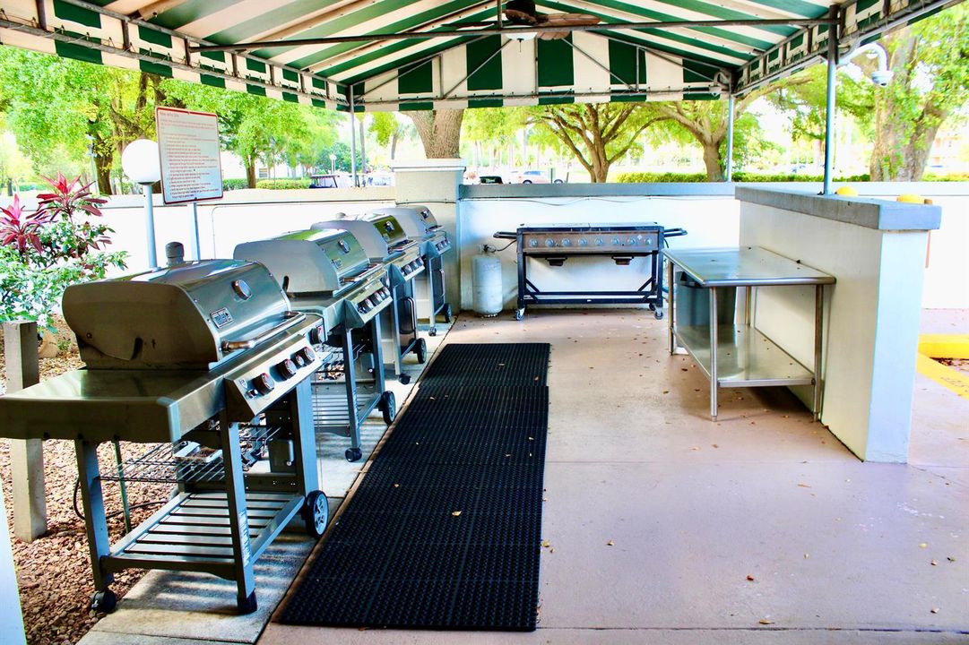 89 WYNMOOR MAIN POOL BBQ AREAS