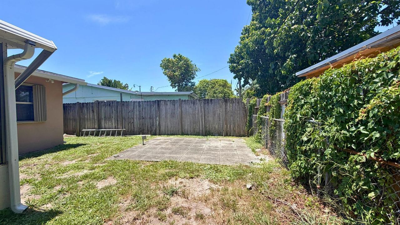 1531 NE 30th Yard 1view - Edited