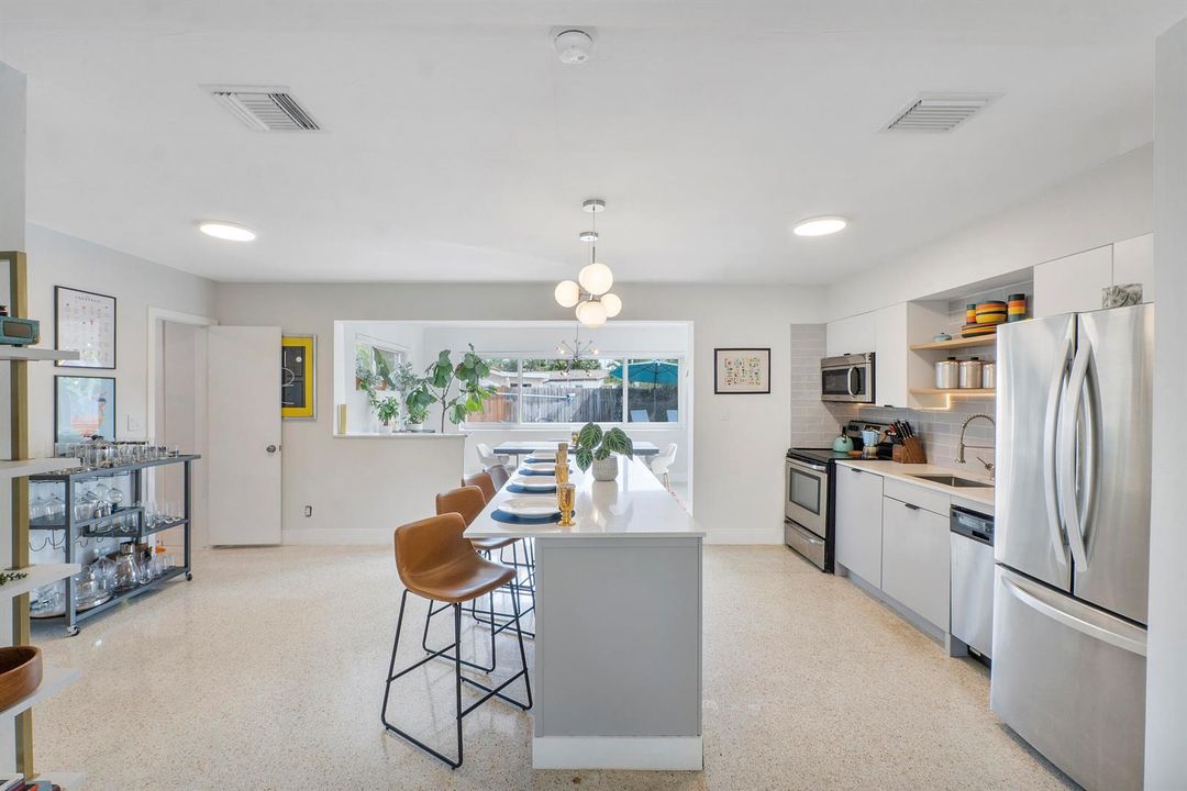 3557_Lloyd_Dr_023