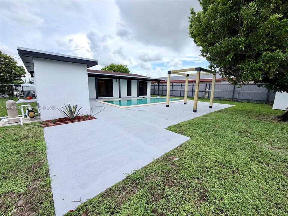 For Sale: $899,000 (3 beds, 2 baths, 1134 Square Feet)
