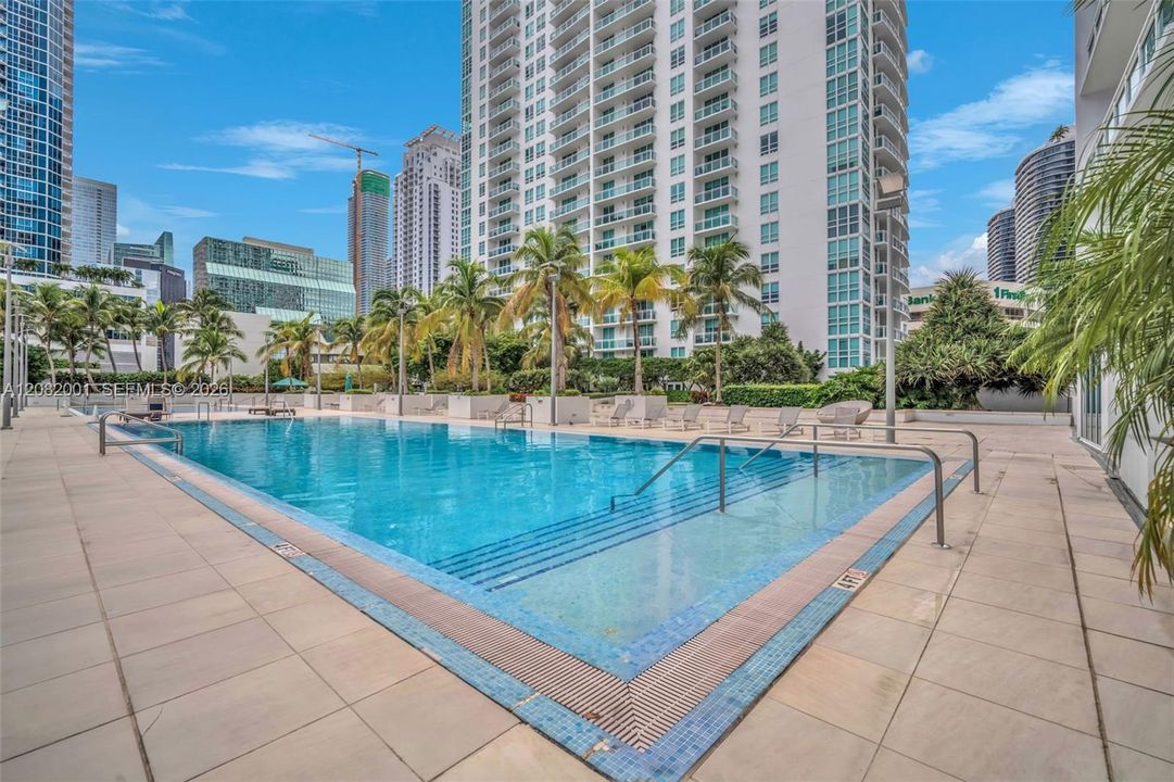 For Rent: $3,250 (1 beds, 1 baths, 702 Square Feet)