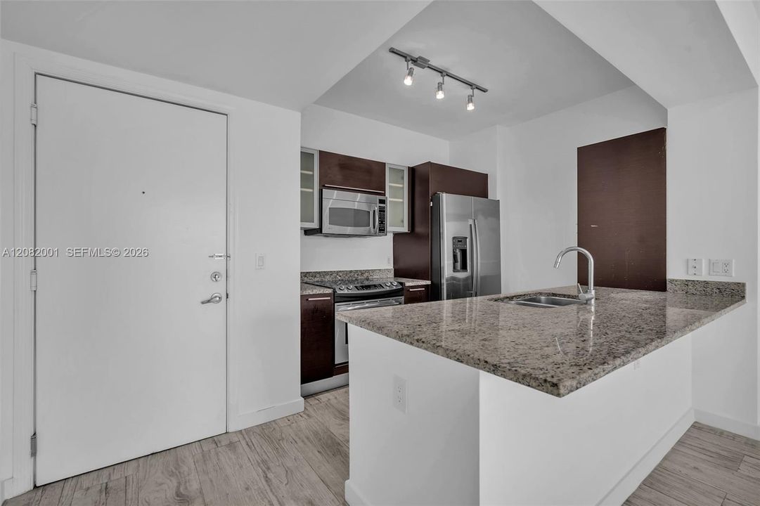 For Rent: $3,250 (1 beds, 1 baths, 702 Square Feet)