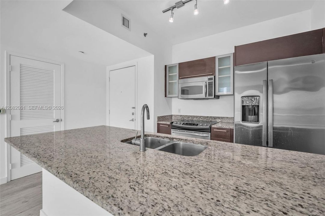 For Rent: $3,250 (1 beds, 1 baths, 702 Square Feet)