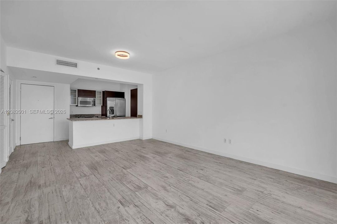 For Rent: $3,250 (1 beds, 1 baths, 702 Square Feet)