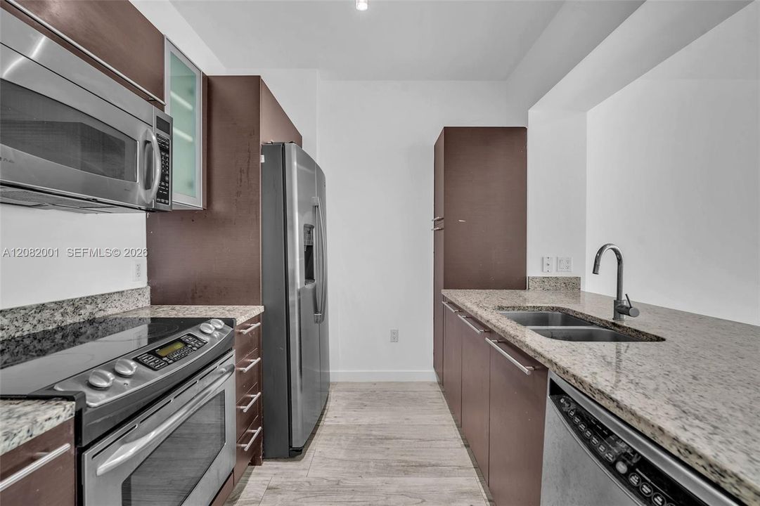 For Rent: $3,250 (1 beds, 1 baths, 702 Square Feet)