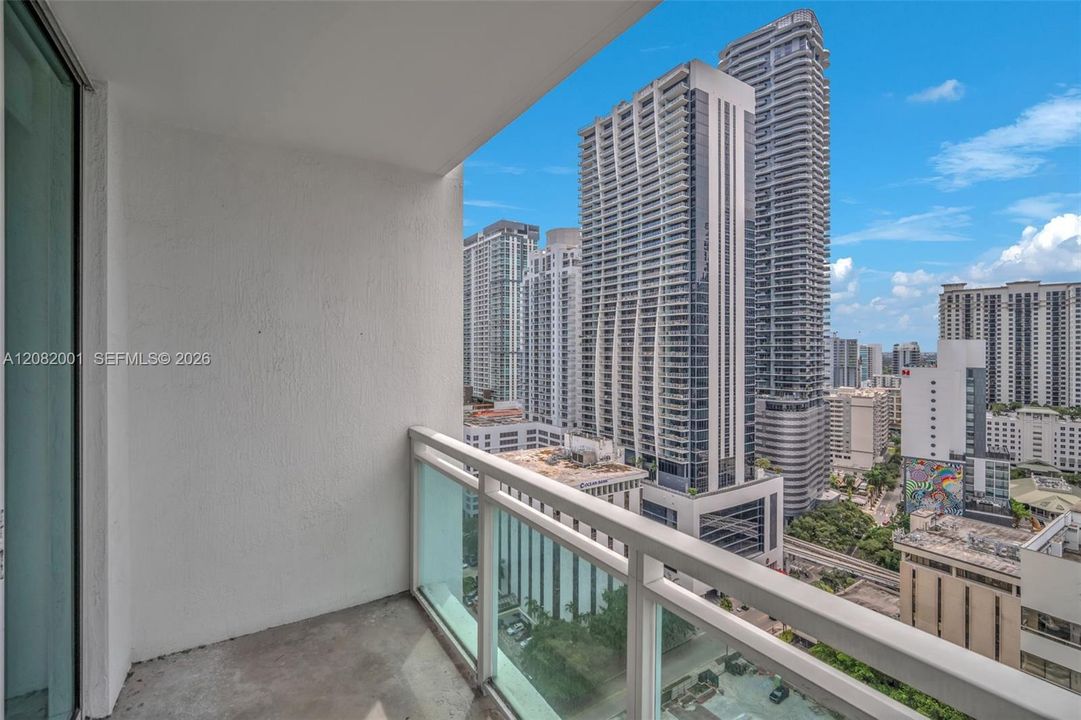 For Rent: $3,250 (1 beds, 1 baths, 702 Square Feet)