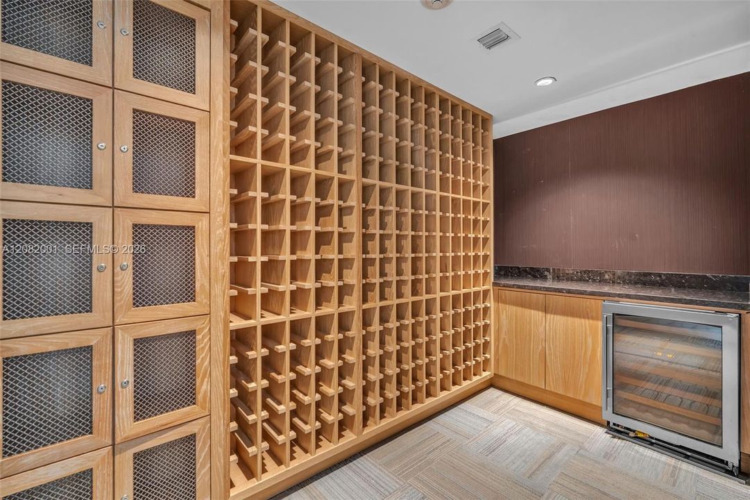 For Rent: $3,250 (1 beds, 1 baths, 702 Square Feet)