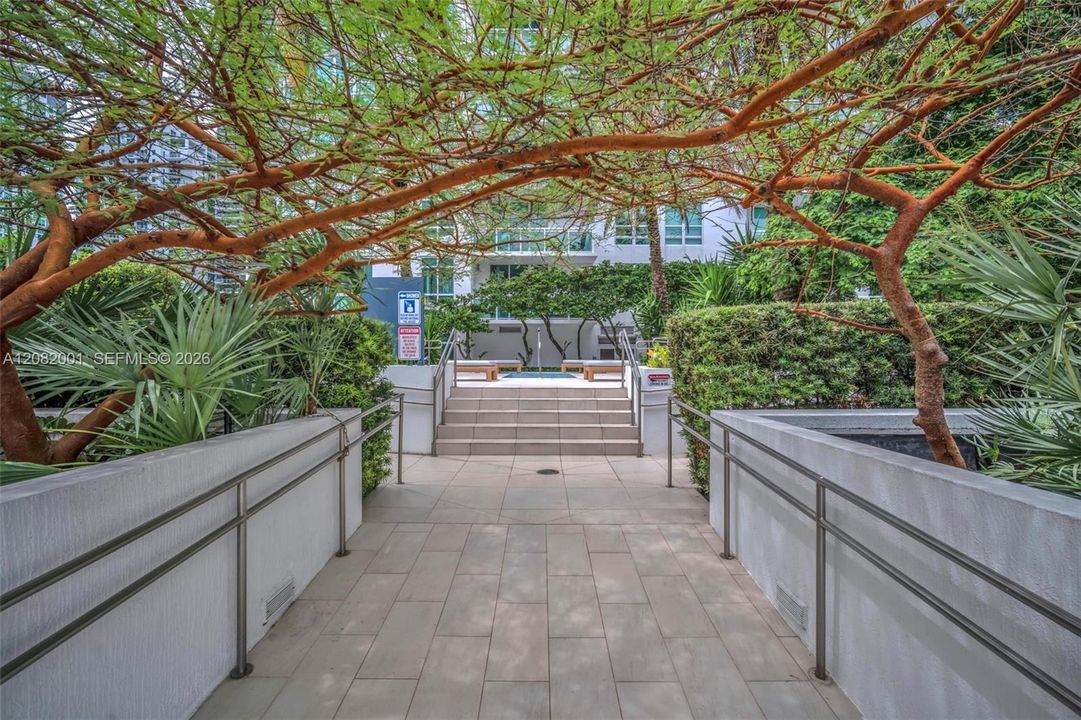 For Rent: $3,250 (1 beds, 1 baths, 702 Square Feet)