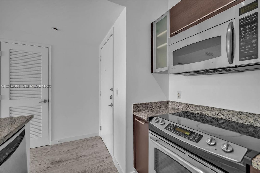 For Rent: $3,250 (1 beds, 1 baths, 702 Square Feet)