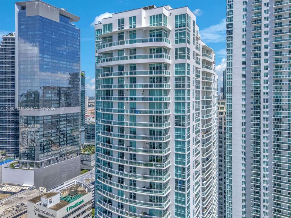 For Rent: $3,250 (1 beds, 1 baths, 702 Square Feet)