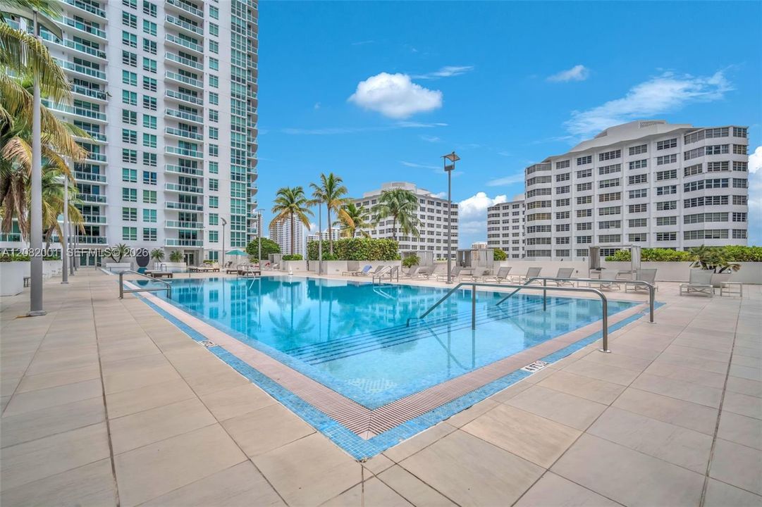 For Rent: $3,250 (1 beds, 1 baths, 702 Square Feet)