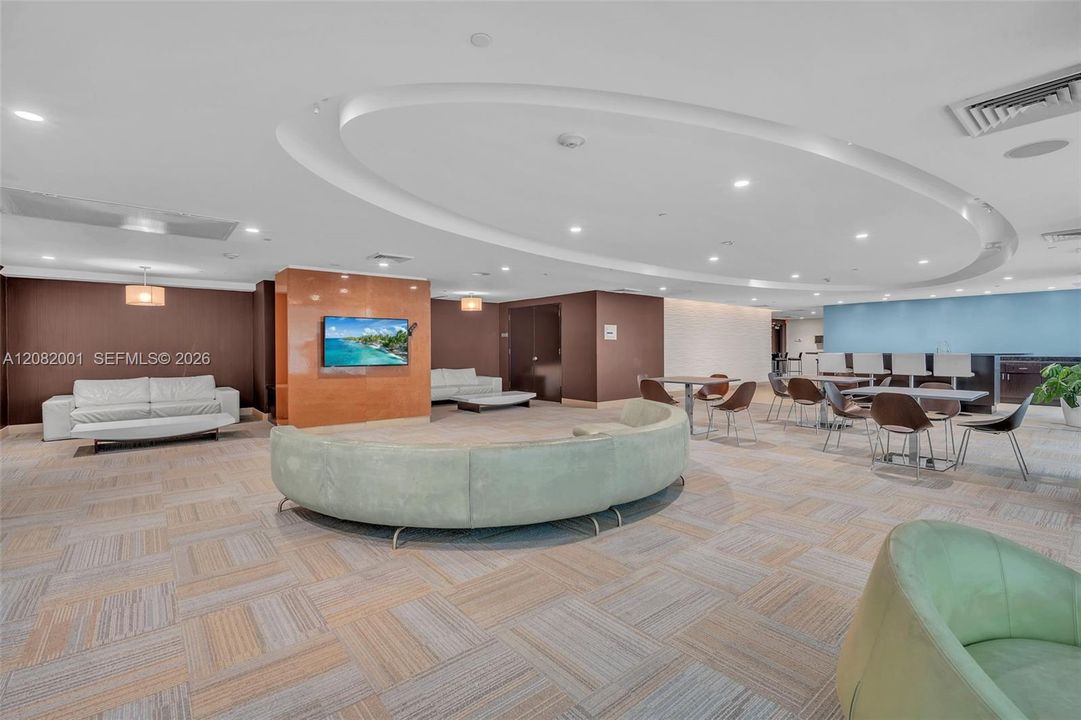For Rent: $3,250 (1 beds, 1 baths, 702 Square Feet)