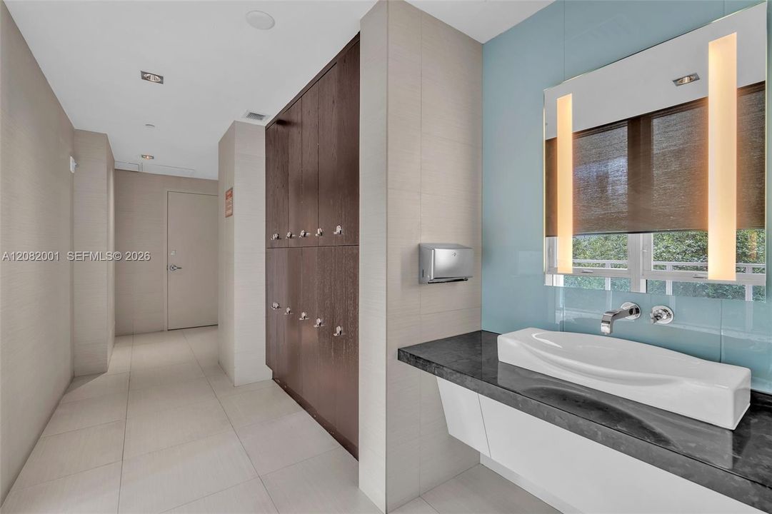 For Rent: $3,250 (1 beds, 1 baths, 702 Square Feet)