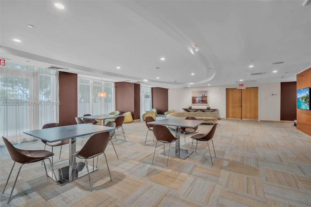 For Rent: $3,250 (1 beds, 1 baths, 702 Square Feet)