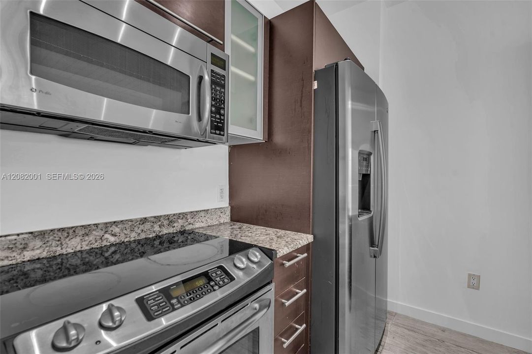 For Rent: $3,250 (1 beds, 1 baths, 702 Square Feet)