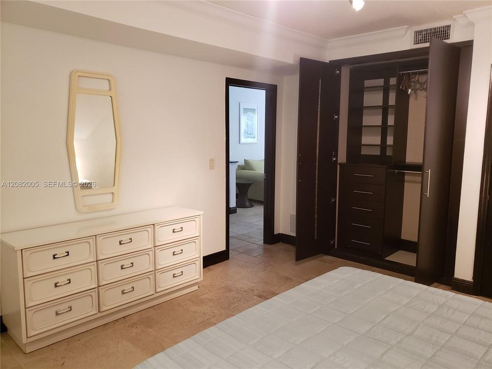 En Venta: $449,000 (1 camas, 1 baños, 700 Pies cuadrados)