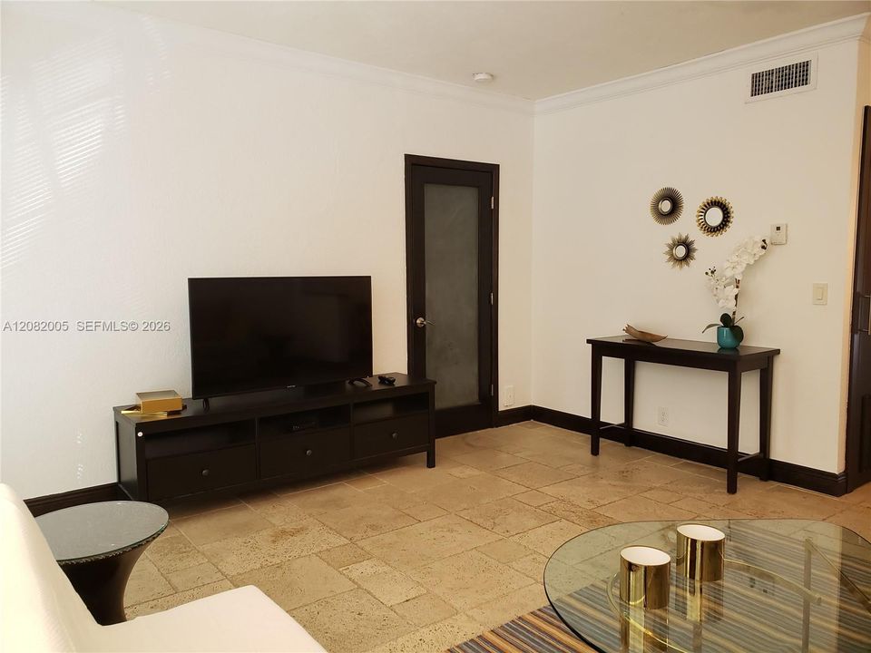 En Venta: $449,000 (1 camas, 1 baños, 700 Pies cuadrados)