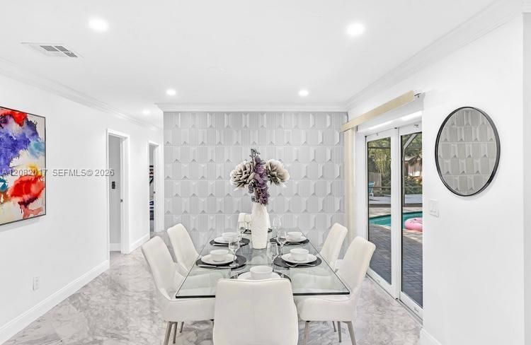 出租: $6,900 (5 贝兹, 3 浴室, 2390 平方英尺)