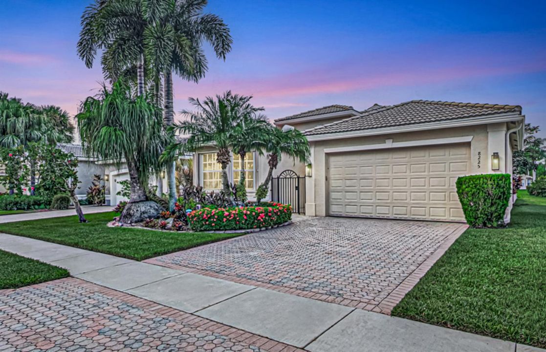 Gorgeous 3 Bedrm, 2 1/2 bth lakefront!
